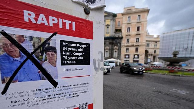 Napoli, vandalizzate locandine con i volti dei rapiti israeliani