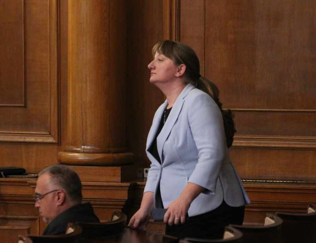 Законът за личната помощ - тромав, несправедлив, според Сачева