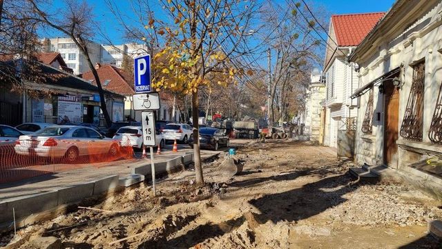 Ремонт тротуара на улице Щусев идет полным ходом