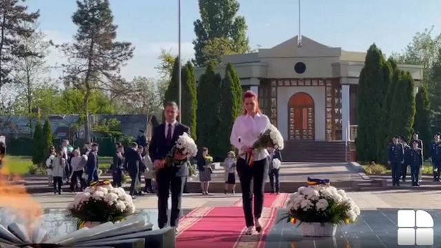 Игорь Гросу и Наталья Гаврилица возложили цветы к мемориальному комплексу «Вечность»