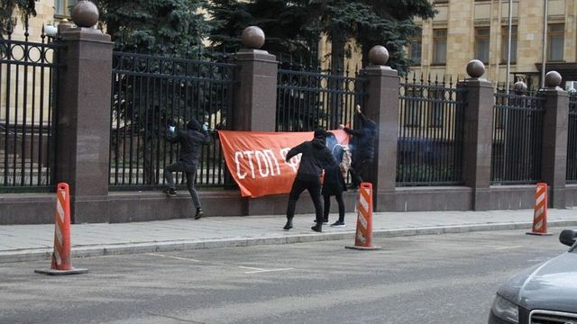 Ruští nacionalisté napadli české velvyslanectví v Moskvě kvůli soše Koněva