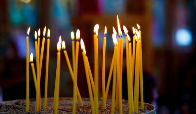 Anunțul unei biserici: „Aprinderea lumânărilor de altă proveniență nu vă aduce niciun folos duhovnicesc”