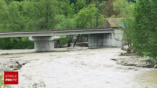 Trei sate din România, izolate după ce un pod provizoriu a fost luat de ape
