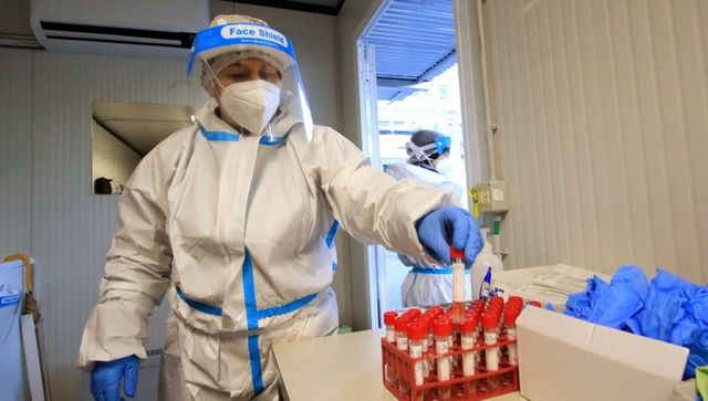 Coronavirus, dubbi sulla zona rossa: i numeri migliorano ma la Lombardia rischia