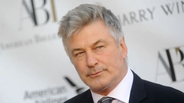 Alec Baldwin autóbalesetet szenvedett