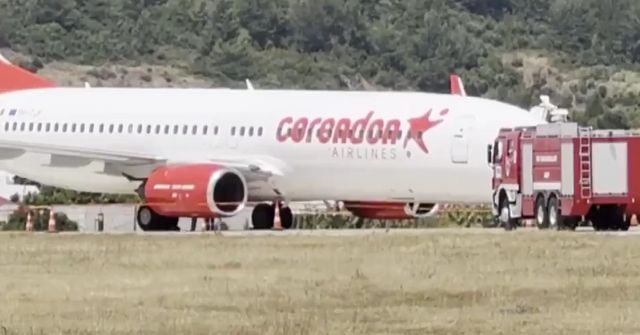 Пътнически самолет кацна ”по корем” на турско летище, след като спука гума на предния колесник