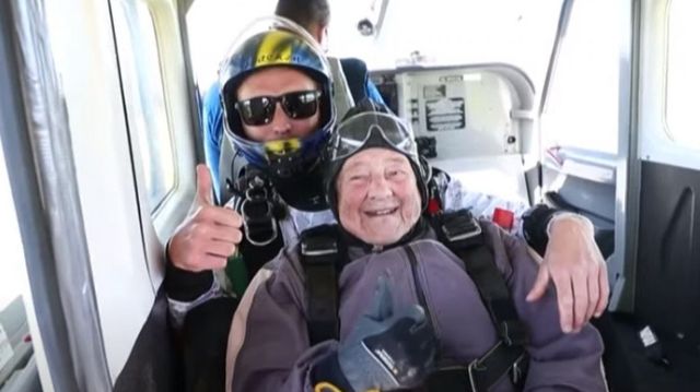 O bunică de 103 ani din Suedia a stabilit un nou record mondial după ce a sărit cu parașuta din avion