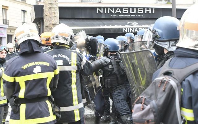 Scontri tra pompieri e polizia alla marcia di protesta dei vigili del fuoco a Parigi
