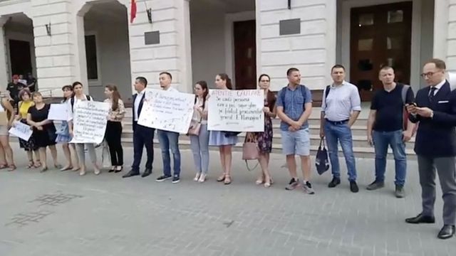Mai mulți avocați au protestat în fața Procuraturii Generale cerând demisia lui Eduard Harunjen