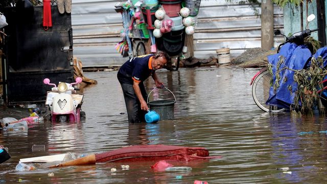 Indonesia floods: 53 dead, 173,000 placed in Jakarta emergency shelters, neighbouring districts after torrential downpours