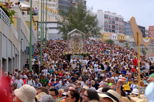 Cientos de personas arropan a la Virgen del Pino en su segundo día en la capital