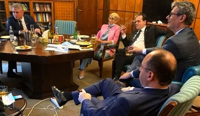 Fotografie cu Ludovic Orban sărbătorind ziua de naștere în birou, cu miniștrii, virală pe Facebook