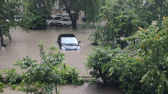 Ploaia torențială a făcut ravagii în Capitală. Mai multe apartamente, subsoluri și drumuri au fost inundate