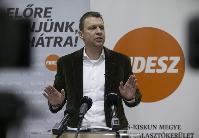 Menczer Tamás szerint Rácz András és Magyar Péter is minden erejével az ukránok szennyesét mossa