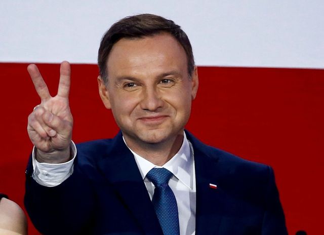 První kolo prezidentských voleb vyhrál Duda, Poláky čeká druhé kolo