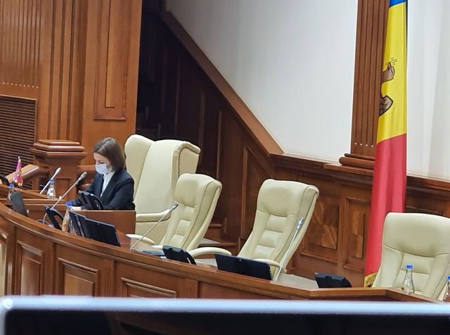 Санду пришла в парламент со своим креслом и повернулась спиной к молдавскому флагу (ФОТО)