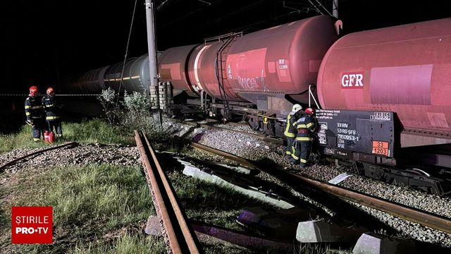 Trafic feroviar oprit, după ce locomotiva și două vagoane ale unui tren au deraiat. Garnitura are zeci de vagoane pline de benzină