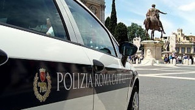 Roma, vigili urbani fanno sesso nell'auto di servizio con la radio accesa