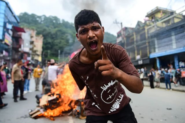 Premierul Nepalului demisionează după protestele violente împotriva interdicției rețelelor sociale și a corupției