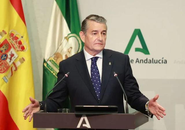 El consejero andaluz de Salud acusa a las víctimas del cribado de crear una «alarma social bestial»