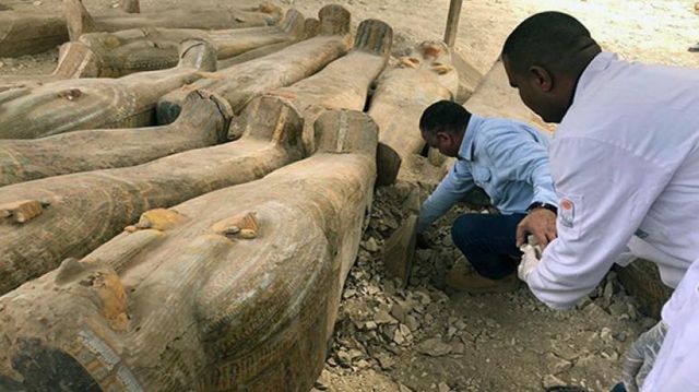 Arheologii din Egipt au descoperit 20 de sarcofage în apropriere de Luxor