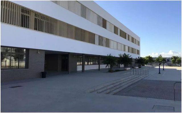 Un elev de 14 ani a înjunghiat mai mulți colegi și profesori într-o școală din Spania