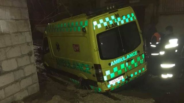 В Кишиневе машина скорой помощи застряла в яме