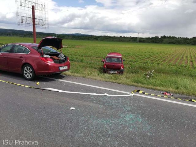Prahova: Un șofer a lovit o mașină a MAI și un bărbat care făcea o pană