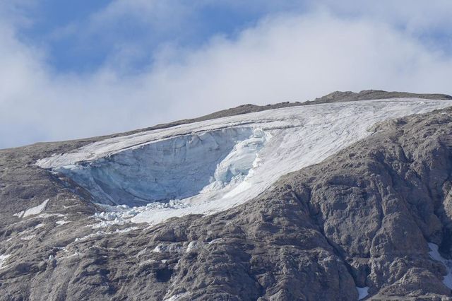 Allarme per il ghiacciaio della Marmolada, dimezzato in 25 anni