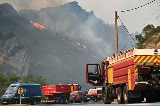 Francia, enorme incendio devasta il Sud-ovest, morta una donna