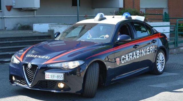 Cadavere con piedi legati, bendato e appeso al guardrail