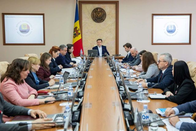 Replici acide la Guvern. Vlah: “Se pare că deputații PAS au avut note rele în școală”