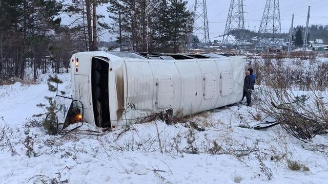 Автобус перевернулся под Иркутском, есть пострадавшие