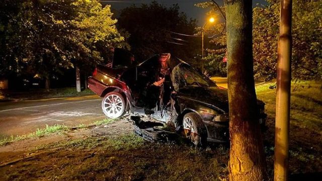 Un tânăr de 19 ani a rămas blocat între fiare, după ce mașina în care se afla a intrat într-un copac