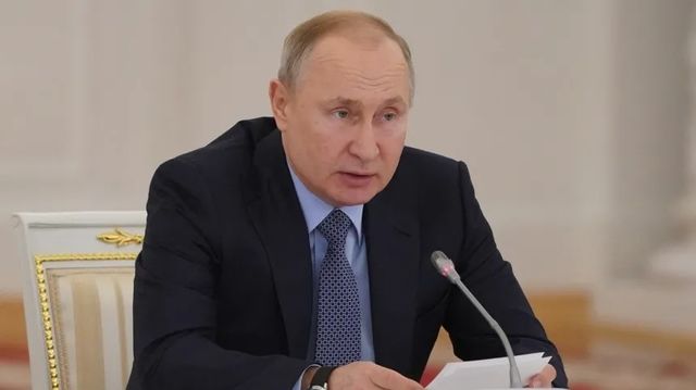 Путин назвал несправедливой разницу в зарплатах врачей и их руководства
