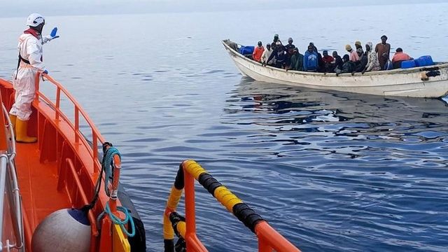 Mauritania rescata unos 20 cadáveres y 17 supervivientes tras un naufragio rumbo a Canarias