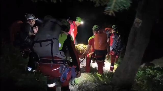 Turist de 58 de ani, rănit grav după ce a căzut 30 de metri pe Valea Cerbului