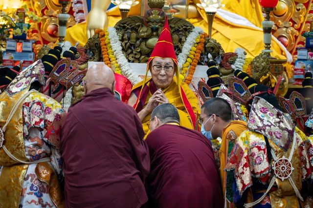 Dalai Lama, ajuns la a 90-a aniversare, speră că va trăi mai mult de 130 de ani