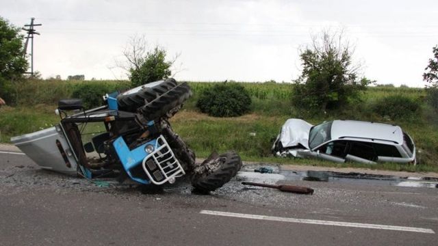Полицейский врезался в трактор на трассе Кишинёв-Сороки, двое пострадавших в больнице