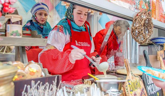 Врачи рассказали, как лучше есть блины на Масленицу