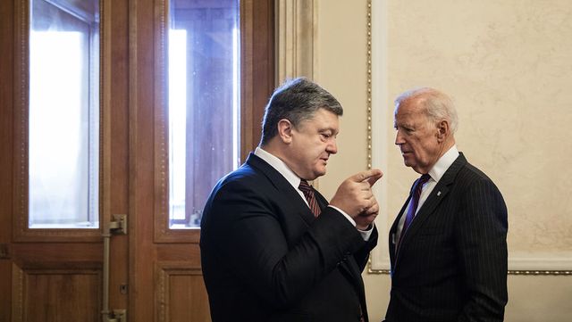 Порошенко не явился на допрос, его картины арестовали