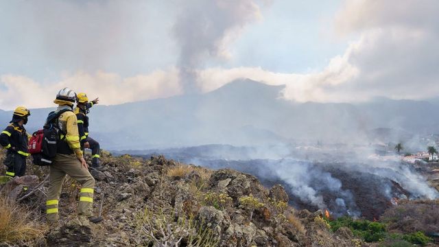 Mérgező gázok és olvadt lávafolyamok veszélyeztetik La Palma szigetét