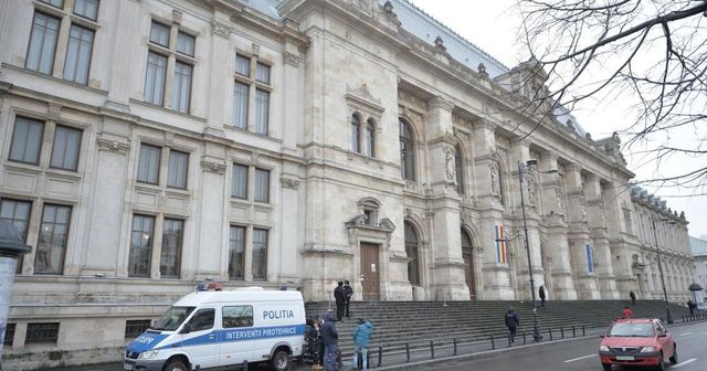 Judecătorii refuză extrădarea unui elev român, anchetat de FBI pentru sute de amenințări cu bombă și multe alte infracțiuni