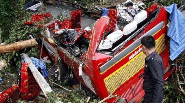 Thailandia, bus a 2 piani contro un albero: 14 morti e 32 feriti