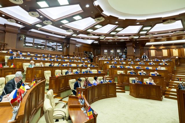 Parlamentul a aprobat înlocuirea buletinelor de identitate cu cărți de identitate