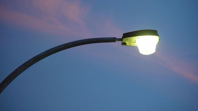 Un bărbat din Teleorman a murit în timp ce încerca să schimbe un bec la un stâlp de iluminat public