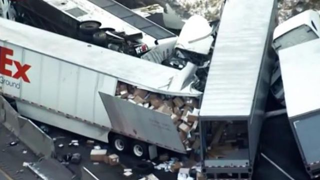 Carambol pe o autostradă din SUA. 5 morți și peste 60 de răniți într-un accident cu implicarea mai multor autoturisme