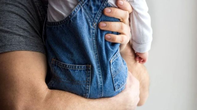 Tații de gemeni sau tripleți vor beneficia de concediu paternal extins și de indemnizație paternală ajustată