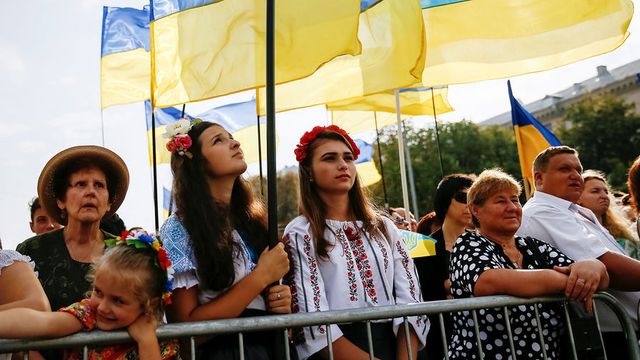 Украинских туристов выдворили из отеля в Греции за вывешенные флаги