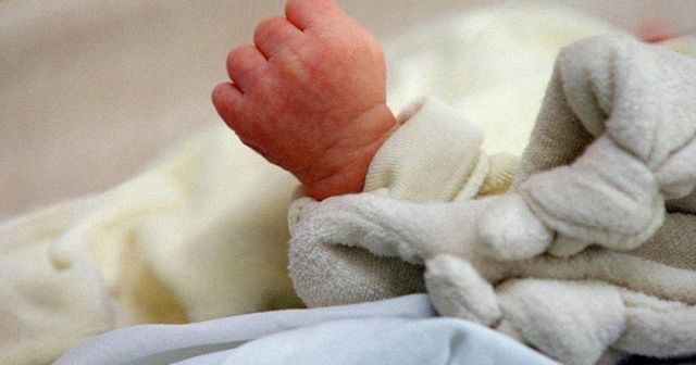 Bebelușa de 4 luni a unor români din Italia a murit strivită în patul în care dormea alături de părinți și de fratele ei de 6 ani
